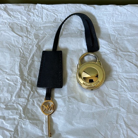 Michael Kors Lock/Key With strap - Picture 2 of 3